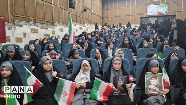 طنین سرود هزار نفری دانش‌آموزان مدارس شاهد در رثای رهبر شهید