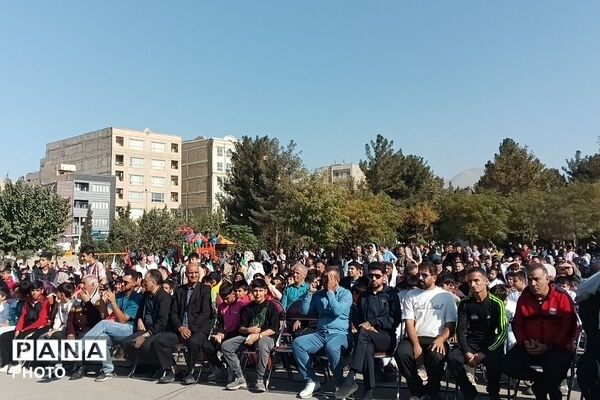 پیاده‌روی خانوادگی در شهر قدس