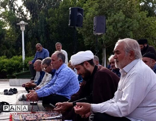 آیین قرائت دعای پرفیض عرفه در جوار یادمان شهید گمنام بوستان گلهای قم