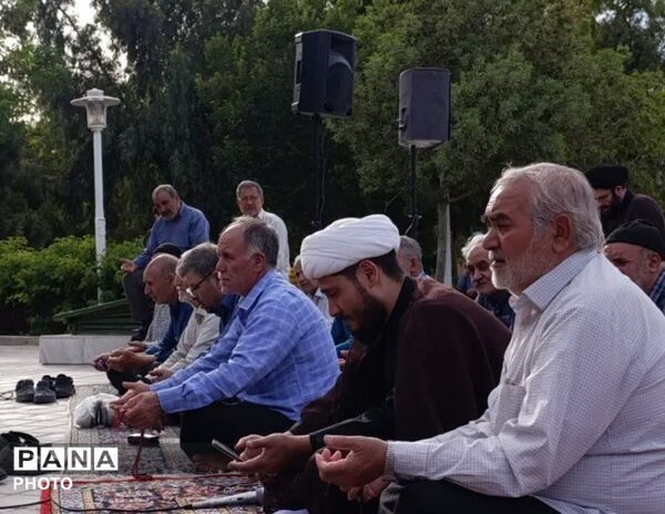 آیین قرائت دعای پرفیض عرفه در جوار یادمان شهید گمنام بوستان گلهای قم