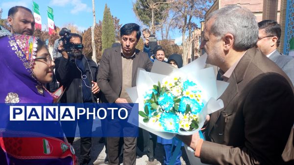 وزیر آموزش و پرورش در گلزار شهدای شهرکرد
