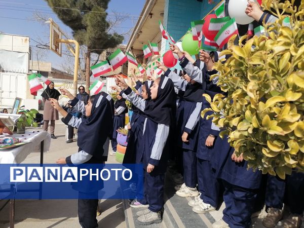  مراسم پیروزی انقلاب در مدرسه ناهید نخودی 