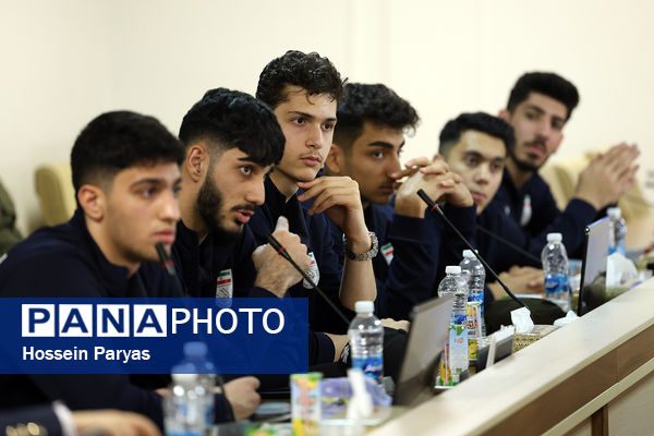 نشست صمیمی معاون تربیت بدنی و سلامت با ورزشکاران و کادر فنی تیم ملی والیبال دانش‌آموزی