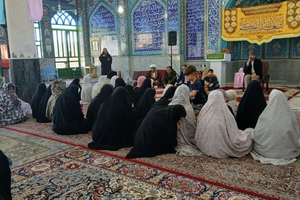 اعتکاف ۲۰۰۰نفری دانش‌آموزان شهرستان آباده در مساجد