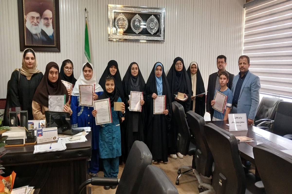 تجلیل از دانش‌آموزان رتبه‌آور کشوری‌ و استانی در صومعه‌سرا 