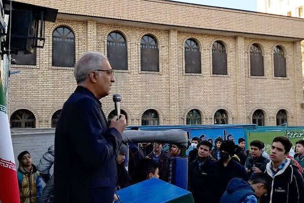 نواختن زنگ هفته بسیج در دبیرستان عرفان
