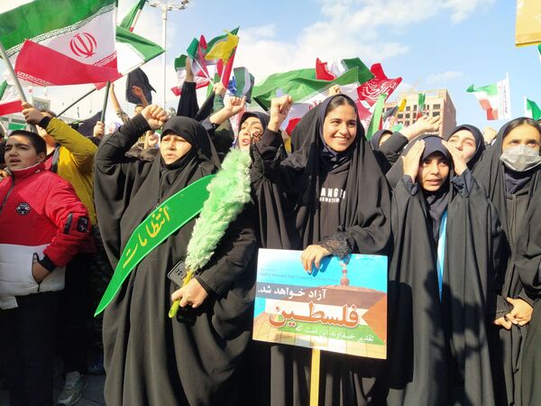  راهپیمایی  روز دانش آموز در مشهد با قلب هایی از جنس عزای حضرت فاطمه (س)