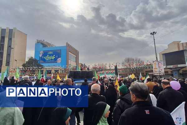حضور اقشار مختلف مردم شهرری در راهپیمایی ۲۲ بهمن