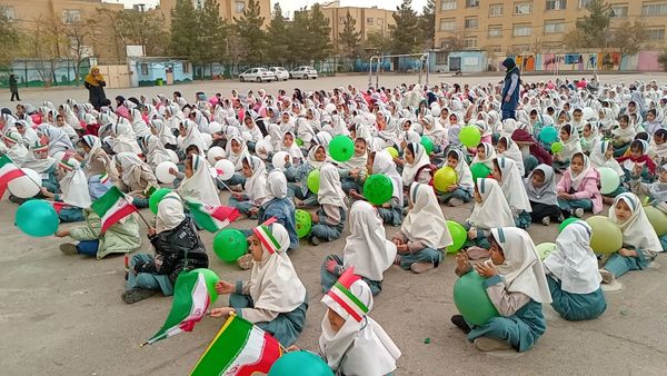 طلوع آگاهی در دل های کوچک؛ جشن روز دانش آموز در دبستان لطیفه