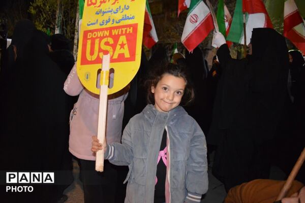 حضور حماسی فرزندان حاج قاسم در زیر باران؛ تجدید میثاق با آرمان‌ها