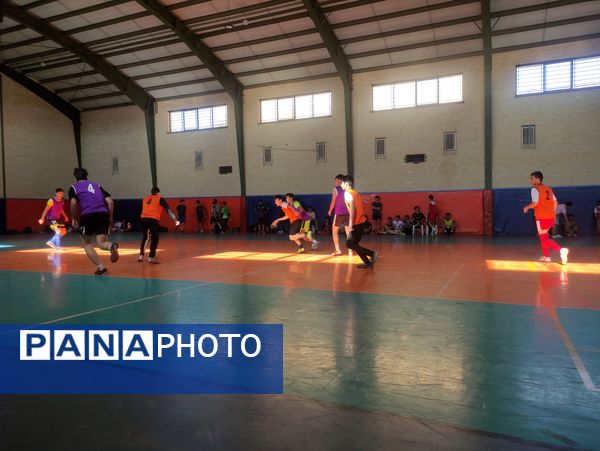 مسابقات فوتسال درون مدرسه به مناسبت هفته تربیت بدنی برگزار شد 