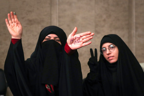 دیدار جمعی از رأی اولی‌ها و خانواده‌های شهدا با رهبر انقلاب اسلامی