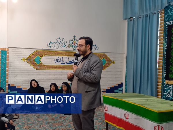 استقبال گرم دانش آموزان از پیکر شهید گمنام در دبیرستان امجدی یک ناحیه ۵ 