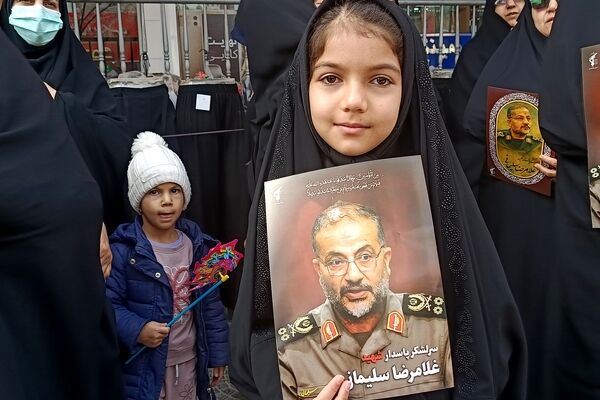 حضور کودکان در تشییع شهدای استان چهارمحال وبختیاری 