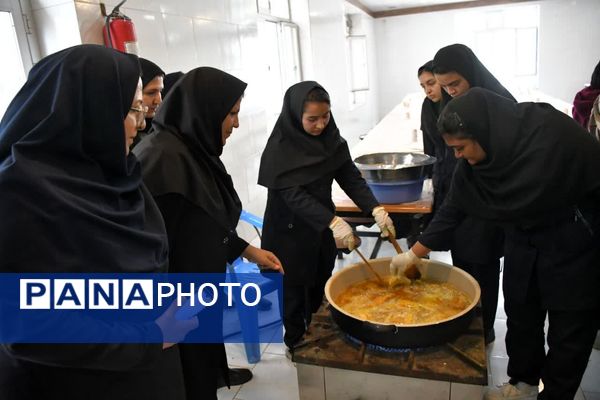 کارگاه طبخ آبزیان در دبیرستان میر فتح‌اله سید زنوزی شهر زنوز 