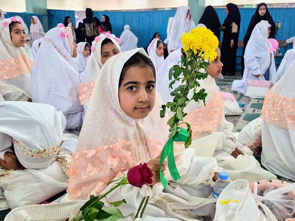 آیین سپیدپوشان؛ جشن تکلیف دختران عنبرآباد
