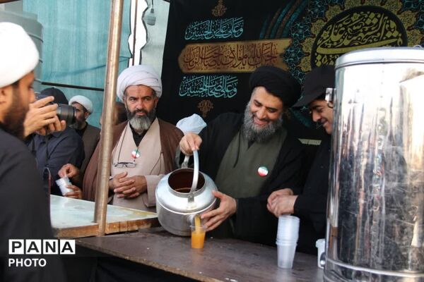 همدلی مسئولان و خادمان در خدمت به زائران رهبر شهید