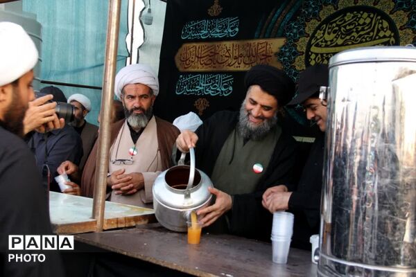 همدلی مسئولان و خادمان در خدمت به زائران رهبر شهید