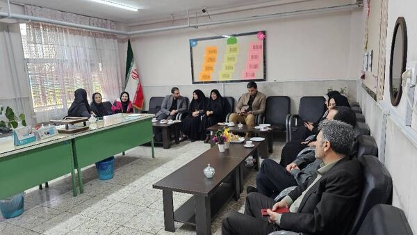 بازدید مسئول پژوهش‌سرای دکتر حسابی از دستاوردهای دانش‌آموزان مدرسه شاهد شهید نوری