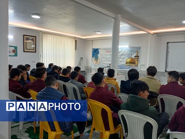 جلسه پرسش و پاسخ با موضوع دستاورد‌های انقلاب اسلامی در دبیرستان نمونه آیت‌الله خامنه‌ای