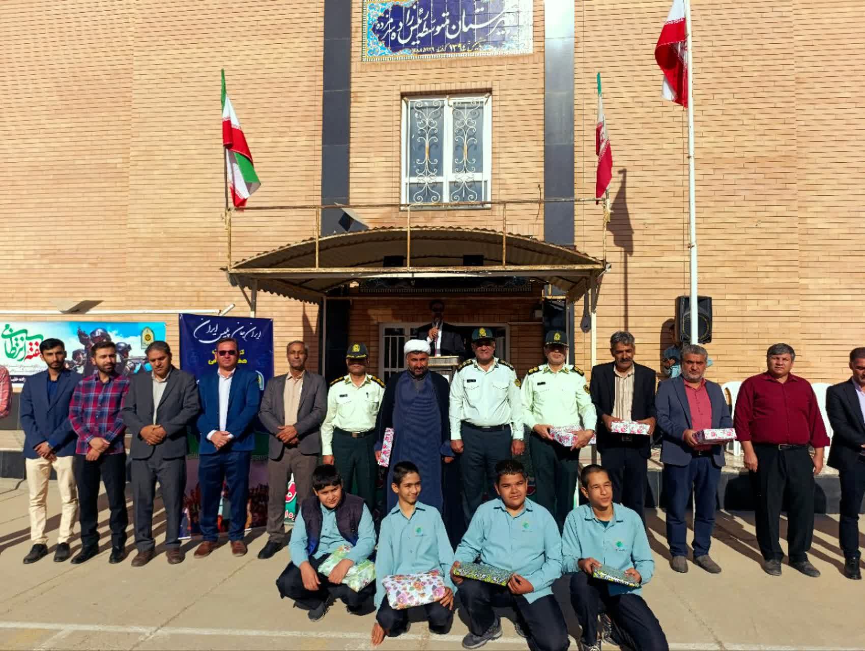 تقدیر مدیر دبیرستان رئیس زاده از پرسنل نیروی انتظامی خلیل آباد