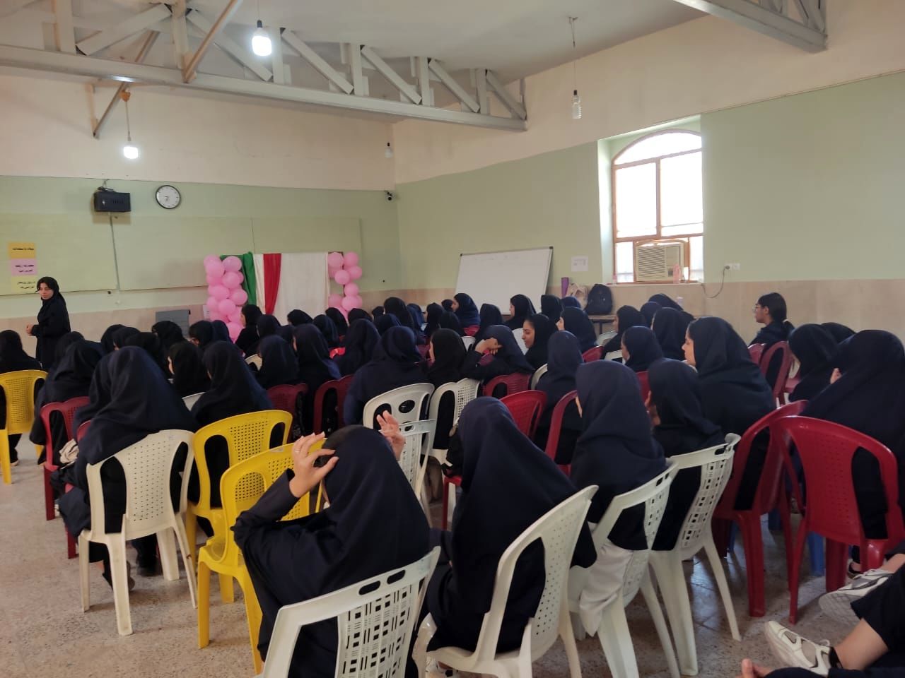 جشن میلاد حضرت زینب(س) و بزرگداشت روز پرستار در هنرستان زهرای مرضیه بندرعباس