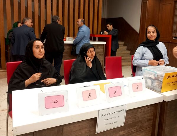 اولین مجمع عمومی انجمن اولیا ومربیان دبیرستان آرمینه مصلی نژاد ناحیه ۶