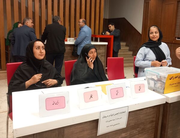 اولین مجمع عمومی انجمن اولیا ومربیان دبیرستان آرمینه مصلی نژاد ناحیه ۶