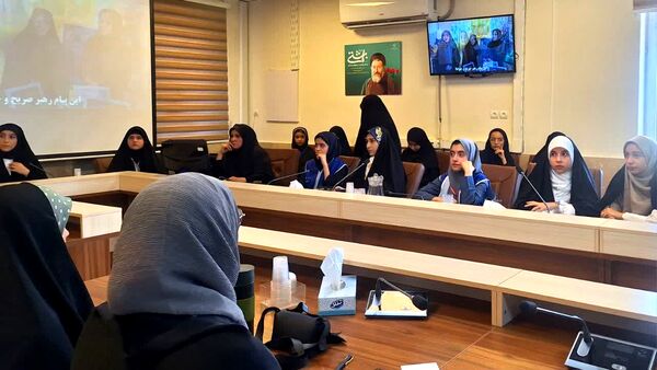 نشست دانش‌آموز خبرنگاران پانا استان البرز با مدیرکل آموزش‌وپرورش به مناسبت روز خبرنگار