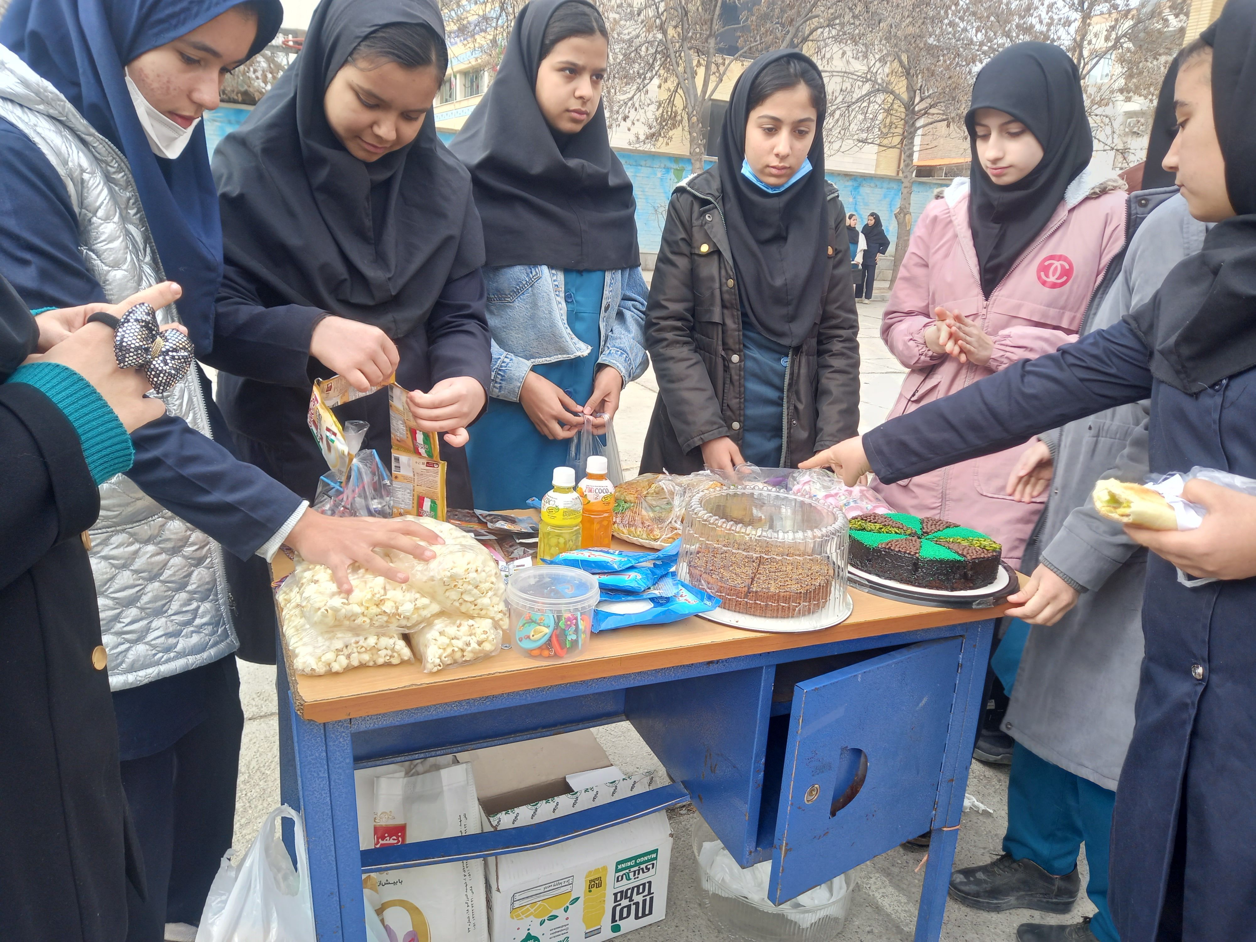 بازارچه درون مدرسه‌ای در مدرسه فاطمیه شهرستان شیروان