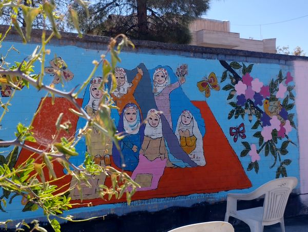 اردوی جهادی رنگ‌آمیزی مدارس با حضور دختران بیرجندی