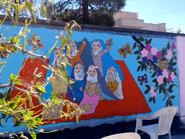 اردوی جهادی رنگ‌آمیزی مدارس با حضور دختران بیرجندی
