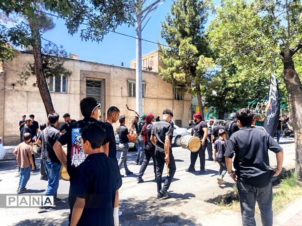 خیابان ها غرق در نوای طبل ها