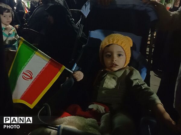 کودکان حتی در کالسکه هم میدان را رها نمی‌کنند 