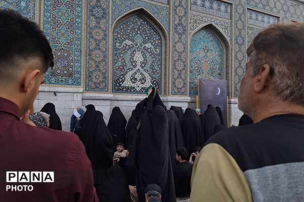 نجوای عاشقانه زائران در روز عرفه؛ مشهد الرضا غرق در زمزمه‌های بندگی