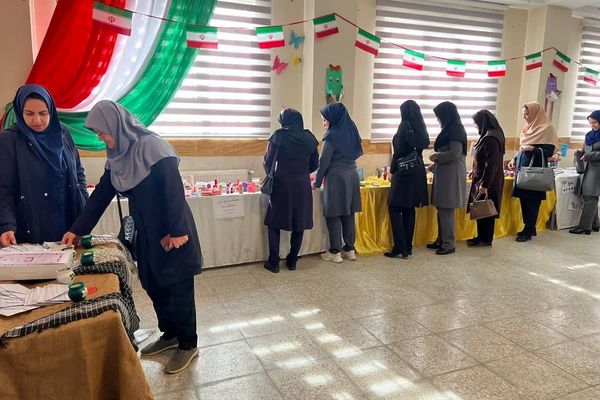  آیین گرامیداشت انقلاب اسلامی در مدارس رباط‌کریم
