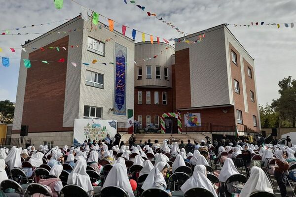 طلوع علم در مدرسه روشنگر با نغمه زنگ مهر