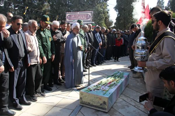 تشییع و خاکسپاری شهید گمنام در باغ جنت شیراز