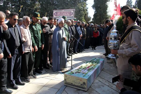 تشییع و خاکسپاری شهید گمنام در باغ جنت شیراز