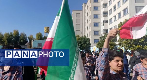  نواختن زنگ انقلاب در دبستان حضرت ابوالفضل(ع)2