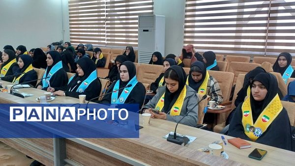 نشست دانش‌آموزان پیشتاز و پانا با مسئولان آموزش و پرورش همدان