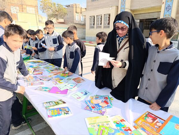 برگزاری نمایشگاه کتاب در دبستان معلم دو آشخانه 