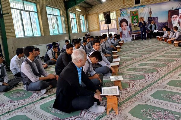 محفل انس با قرآن کریم به یاد شهید سید حسن نصرالله در مدارس ناحیه 2 شهرری 
