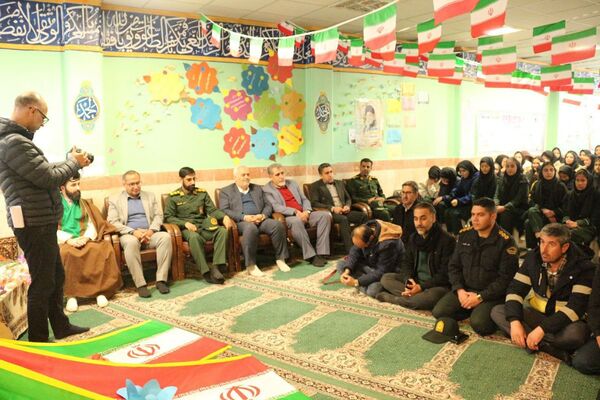 نواختن زنگ انقلاب در مدرسه فاطمه الزهرا(س) فیروزکوه