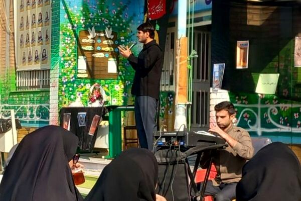 سوگواری فرهنگیان و دانش‌آموزان شهرستان قرچک در مدرسهٔ متوسطه اول بنیاد پانزده خرداد 