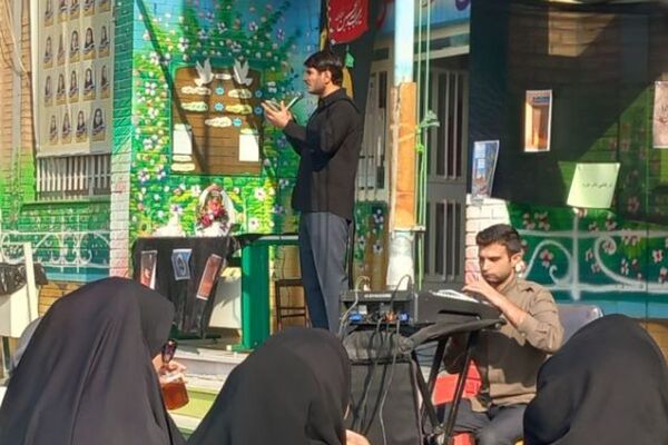 سوگواری فرهنگیان و دانش‌آموزان شهرستان قرچک در مدرسهٔ متوسطه اول بنیاد پانزده خرداد 