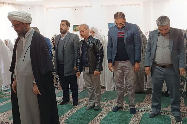 نماز جماعت به‌مناسبت هفته قرآن، عترت نماز در دبیرستان الغدیر ناحیه یک شهرری