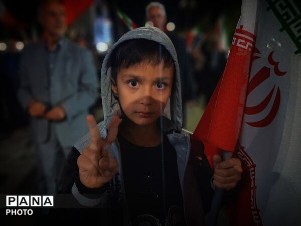 کودکان و جوانان انقلابی کاشمر در میدان خیابان