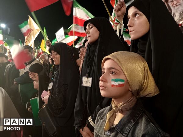 مردم گرگان همچنان در میدان های شهر 