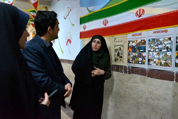 فانوس به دبیرستان حکمت آمد